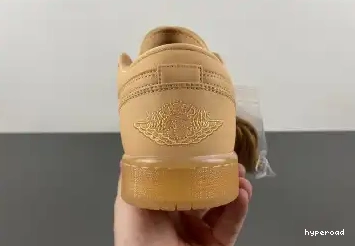 Hyperoad Jordan Vanilla “Pale Sand” SE Low 1 Air 0703